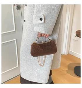 Détail du sac à main léopard avec poignée dorée et fermoir à bijou luxueux