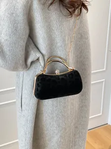 Sac à main en velours noir à motif léopard, poignées dorées et fermoir en diamant