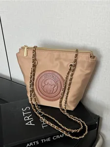 Sac Cabas Minimaliste en Nylon pour Femmes Sac Seau Léger Bandoulière Avec Chaîne et Écusson en Cuir Chien de Dessin Animé