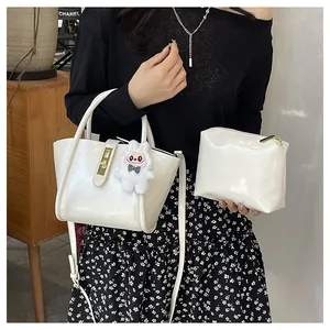 Détail du sac seau blanc crème avec fermoir doré et breloque lapin en peluche