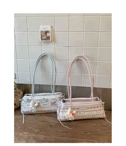 Détails des sacs Boston roses et bleus avec breloques lapins et imprimés flocons