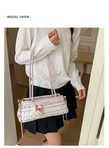 Détail du sac Boston avec motifs flocons et un charmant lapin en peluche
