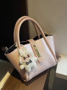 Sac Seau Élégant en Cuir PU pour Femmes Avec Pendentif Lapin en Peluche Serrure Métallique Petit Sac à Main Bandoulière pour Voyage Quotidien