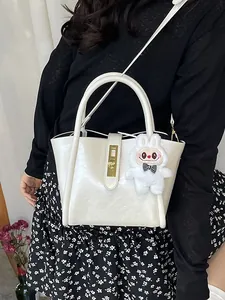 Sac seau chic en cuir blanc avec fermoir doré et charme lapin en peluche pour femmes