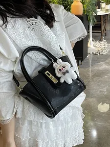 Sac seau élégant en cuir ciré noir avec breloque lapin en peluche et fermoir doré chic
