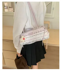 Gros plan détaillé d'un sac polochon rose avec un charm lapin en peluche et des motifs doux