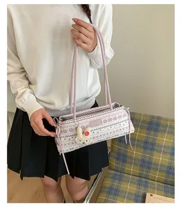Détail du sac Boston lilas avec imprimés géométriques et breloque lapin mignonne