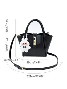Sac seau noir avec fermoir doré, peluche lapin et dimensions détaillées incluses