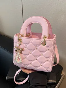Petit Sac à Main Élégant en Cuir PU Matelassé Motif Cœur Losange Sac Bandoulière Avec Pendentif Nœud Künstliche Perle Femme