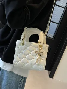 Sac à main blanc en cuir matelassé cœur pour femme avec perle et bandoulière dorée