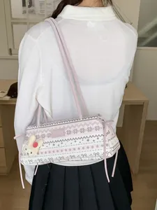 Sac à bandoulière Boston rose chic avec imprimés flocons et joli accessoire lapin
