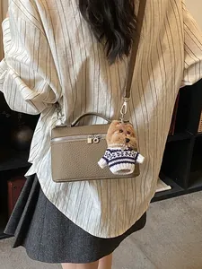 Bolso bandolera tipo caja beige en cuero granulado con un bonito colgante de perro