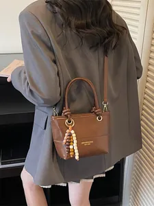Borsa a secchiello vintage marrone in pelle PU con manico e ciondolo di perline