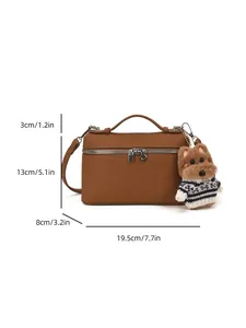 Bolso de mano tipo caja marrón con colgante de perro y medidas 13x19,5x8cm