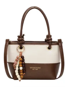 Borsa a secchiello bicolore retrò con manico e ciondolo di perline beige e marrone