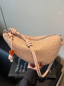 Sac Demi-Lune en Cuir PU Tissé pour Femmes Bandoulière Nouée Avec Perle Décorative Sac Bandoulière Hobo Minimaliste Sac à Main