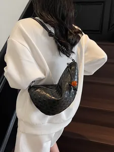 Sac hobo tressé noir pour femme avec bandoulière nouée et détail de perle orange