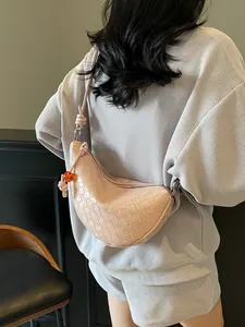 Sac à bandoulière demi-lune en cuir tressé rose avec un design de sangle nouée