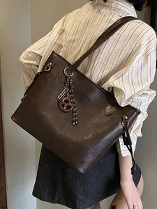 Minimalistische dunkelbraune Tragetasche mit Vintage-Textur und Anhängern
