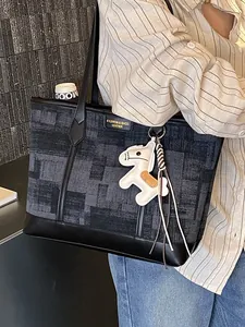 Grande borsa tote chic in denim grigio e pelle nera con ciondolo a cavallo