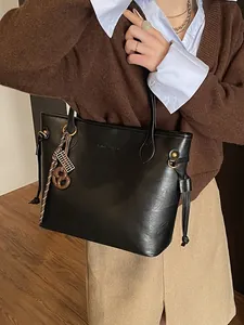 Minimalistische schwarze PU-Leder-Einkaufstasche mit Anhänger und großem Fassungsvermögen