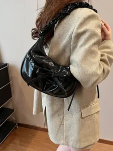 Borsa a mano nera lucida con fiocco e tracolla arricciata per lo stile femminile