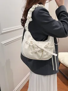Borsa a mano plissettata bianco crema con dettaglio fiocco e tracolla abbinata da donna