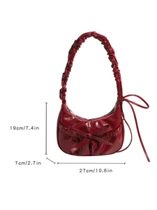 Borsa a mano in pelle verniciata rosso scuro con fiocco plissettato e misure 27x19x7 cm