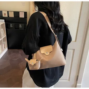 Detail van kaki lederen hobo-tas met mini-hanger en brede verstelbare schouderband