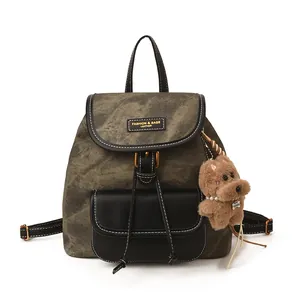 Retro Rucksack aus Canvas und Leder in Salbeigrün mit süßem Bären-Anhänger