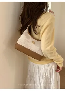 Vue détaillée arrière du sac patchwork vintage avec chaîne dorée et motif de journal