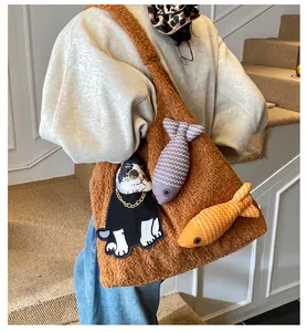 Détail du sac cabas en laine d'agneau marron avec broderie chat et breloques poissons