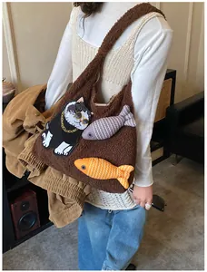 Détail du sac cabas marron en imitation mouton avec broderies de chat et de poisson
