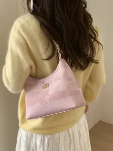 Sac sous le bras en patchwork rose avec logo en métal doré et bandoulière en chaîne