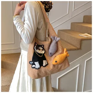 Détail du sac cabas en polaire kaki avec patch chat et breloques poisson en peluche