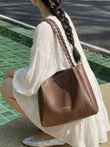 Grand sac cabas marron foncé texturé avec des bretelles tressées et détail doré