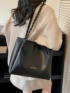 Élégant sac cabas en cuir noir tressé avec lettrage doré et bandoulière tressée