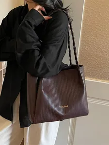 Sac fourre-tout tressé rétro marron foncé avec lettrage doré pour le style quotidien