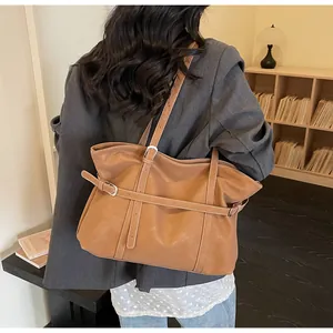 Details der braunen Retro-Tasche mit Silberschnalle und stilvoller Riemendekoration