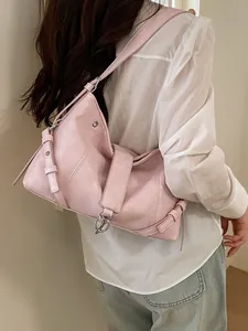 Sac fourre-tout rose en cuir plissé avec anneau argenté pour un porté épaule élégant