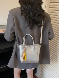 Metallische silberne Mini-Eimertasche mit Perlenanhänger und Schulterriemen
