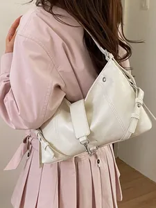 Sac hobo ivoire chic pour femmes avec surpiqûres et détails d'œillets argentés sur la bandoulière