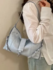 Sac fourre-tout bleu clair avec texture vintage et garnitures métalliques femme