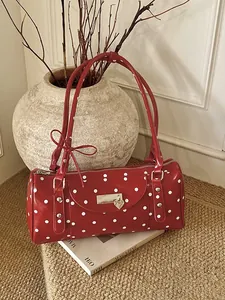 Sac Boston Vintage à Pois pour Femmes en Cuir PU Brillant Sac à Épaule Sac Sous le Bras Avec Pendentif en Cœur Nœud Décoratif Style Rétro Polyvalent