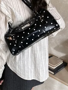 Sac bandoulière Boston chic à pois noirs et blancs avec boucle argentée et rabat