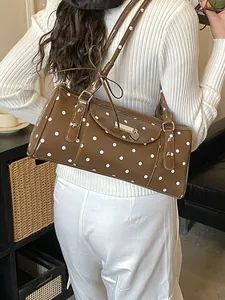 Sac Boston marron à pois pour femmes avec pendentif en forme de cœur et fini brillant