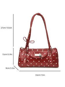Sac Boston rouge à pois blancs avec pendentif cœur et dimensions détaillées affichées