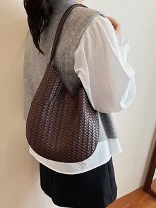 Retro dunkelbraune geflochtene Beuteltasche mit eleganter Ledertextur und Schultergurt