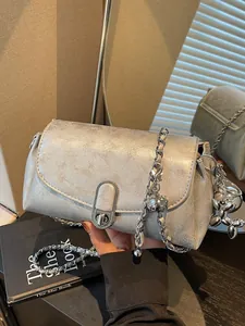 Sac Baguette à la Mode en Cuir PU Chaîne Sac à Épaule Avec Pendentif en Métal Design Niche Sac Bandoulière pour Femmes Daily Party Square Bag