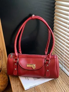Sac Boston Vintage en Cuir PU Femme Sac Sous le Bras Minimaliste Forme Baril Avec Pendentif Coeur pour Bureau et Quotidien